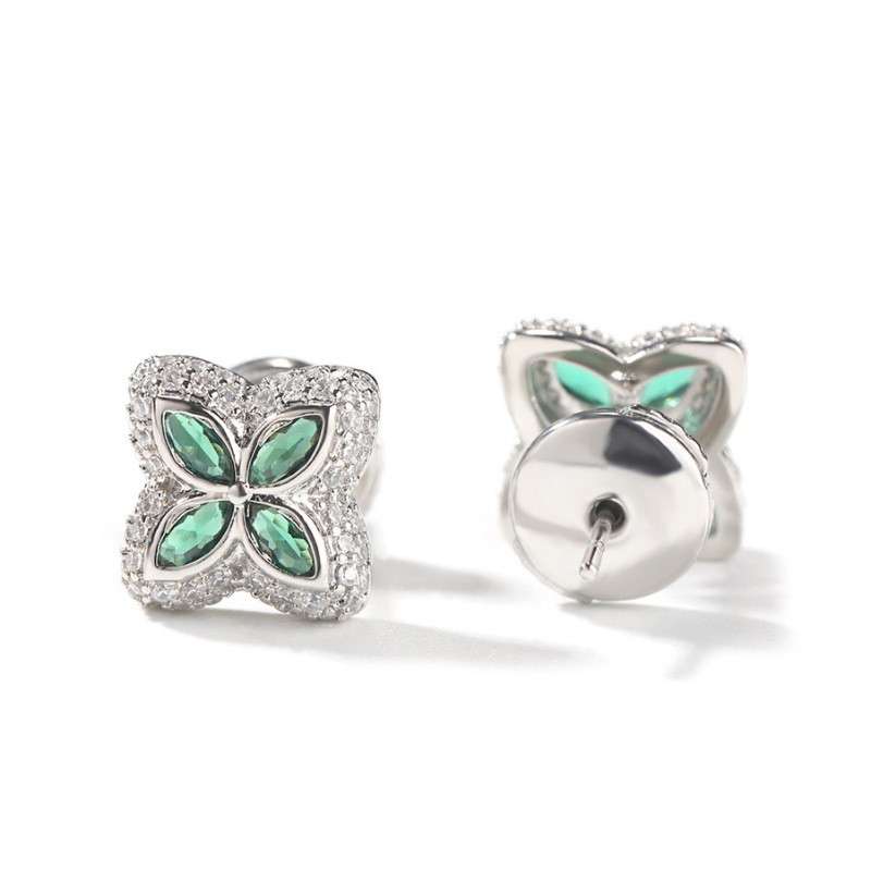 Four Leaf Clover Moissanite Ohrringe – grüne Variante auf weißem Hintergrund