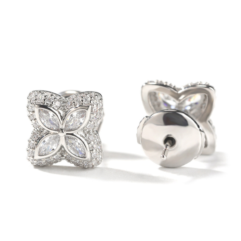 Four Leaf Clover Moissanite Ohrringe – helle Variante auf weißem Hintergrund