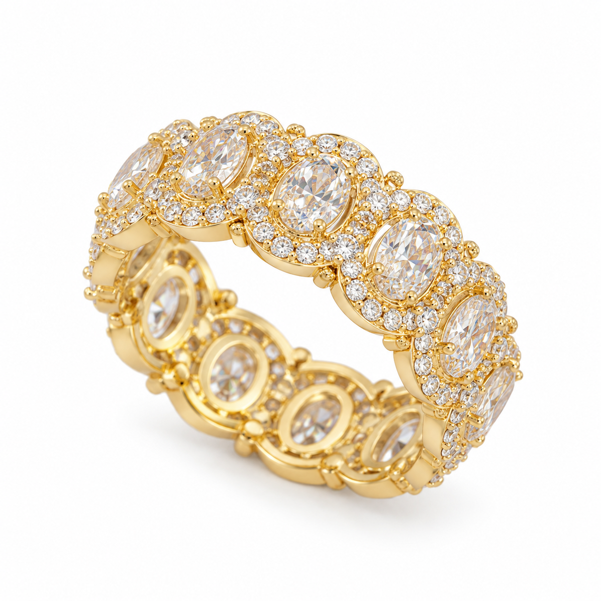 Oval Ornate Moissanite Ring – auf weißem Hintergrund