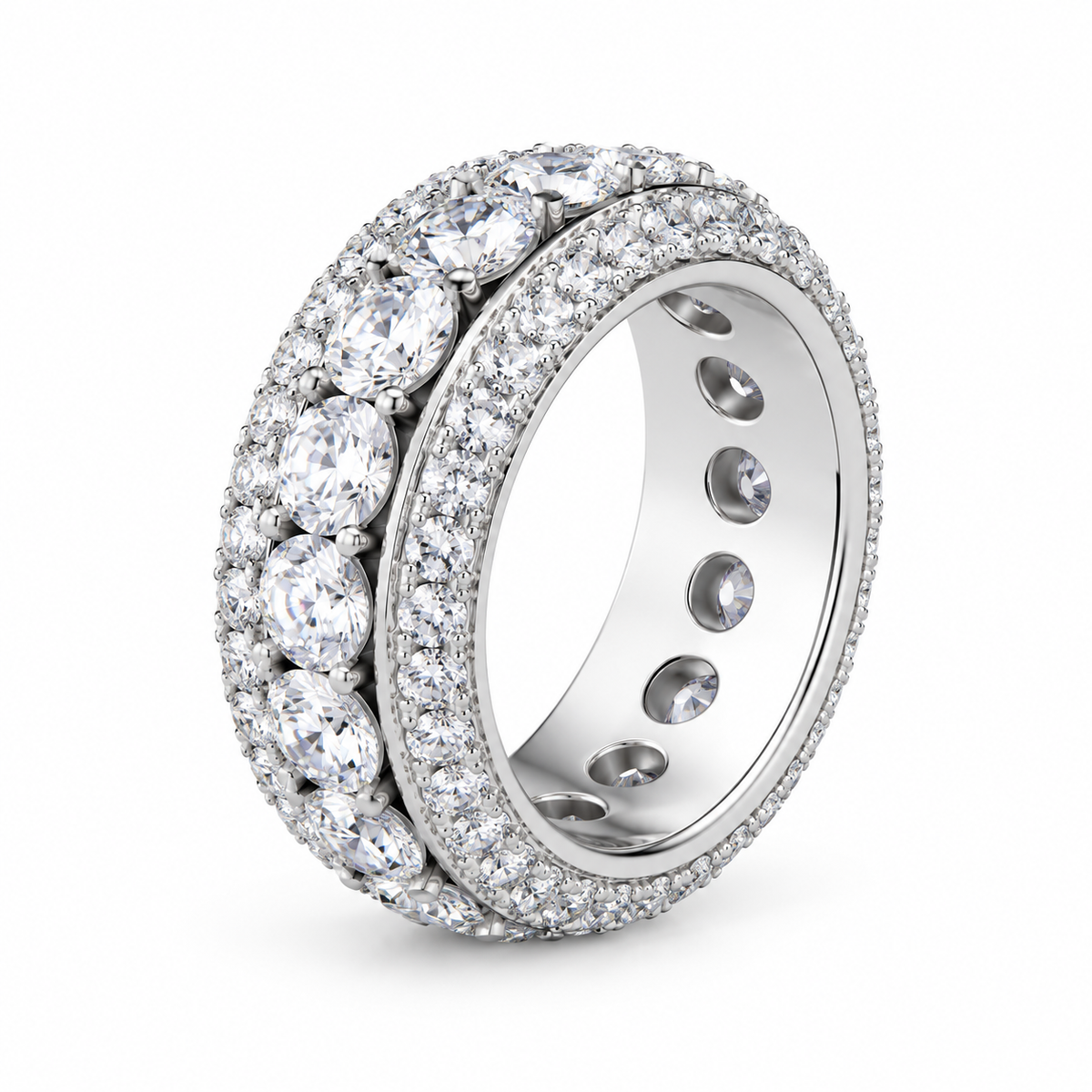 Rotating Iced Moissanite Ring – auf weißem Hintergrund